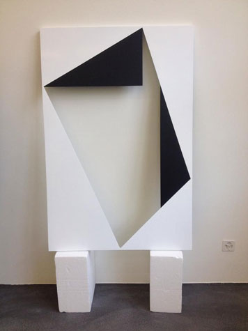 o.T., 2015, lackiertes Eisen, 138 x 90 cm