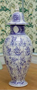 1. o.T. (Vase) 2012, zweiteilig, Unterglasur-Blaumalerei; H 120 cm, Dm 38 cm